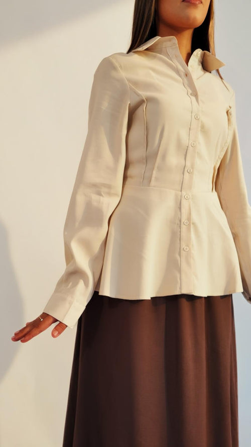 Chemise peplum crème AZEL Paris portée de face avec jupe longue chocolat