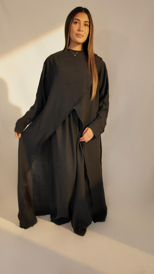 Ensemble drapé noir AZEL Paris, détail du drapé asymétrique