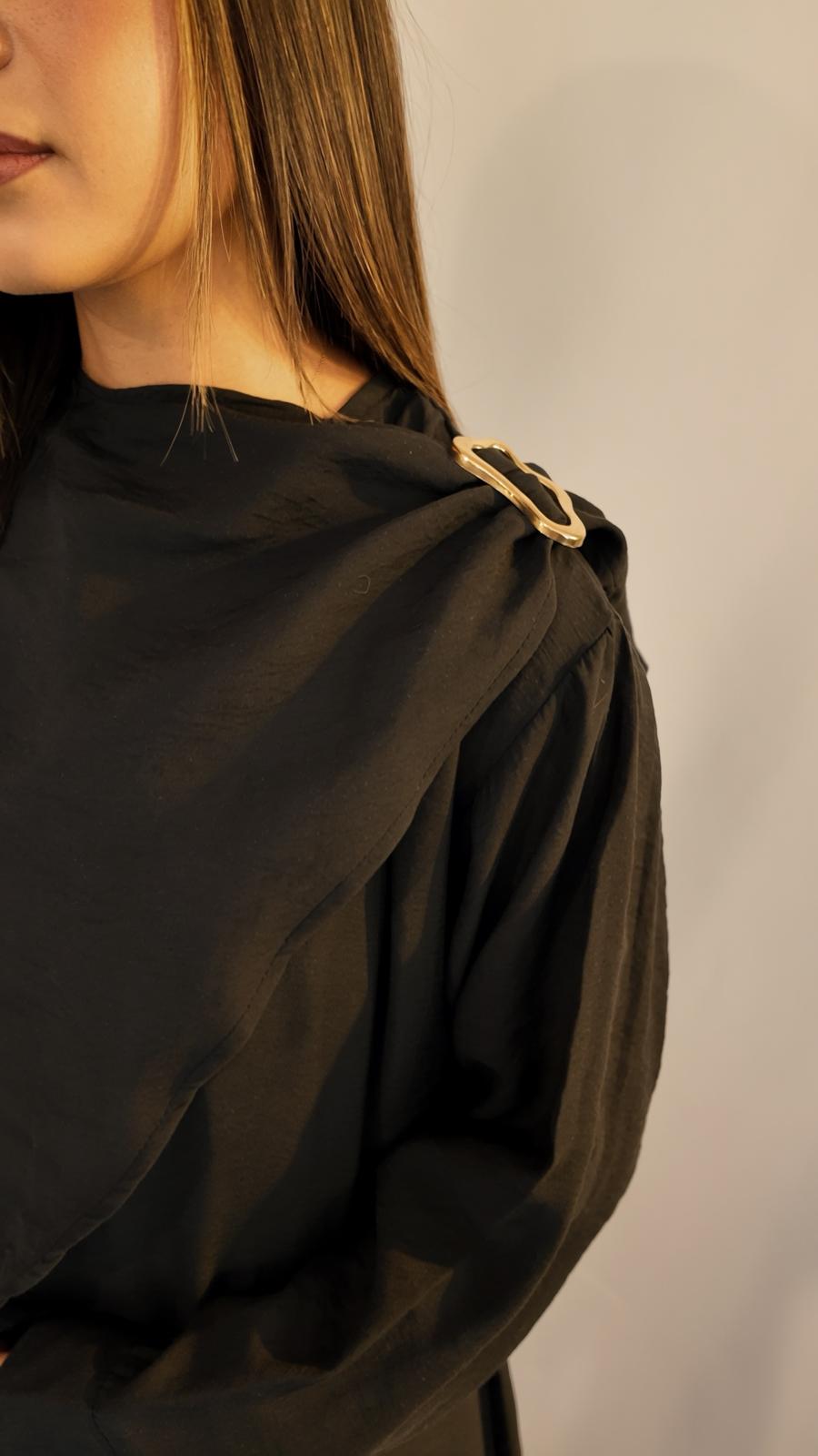 Ensemble drapé noir AZEL Paris porté de face, longueur maxi