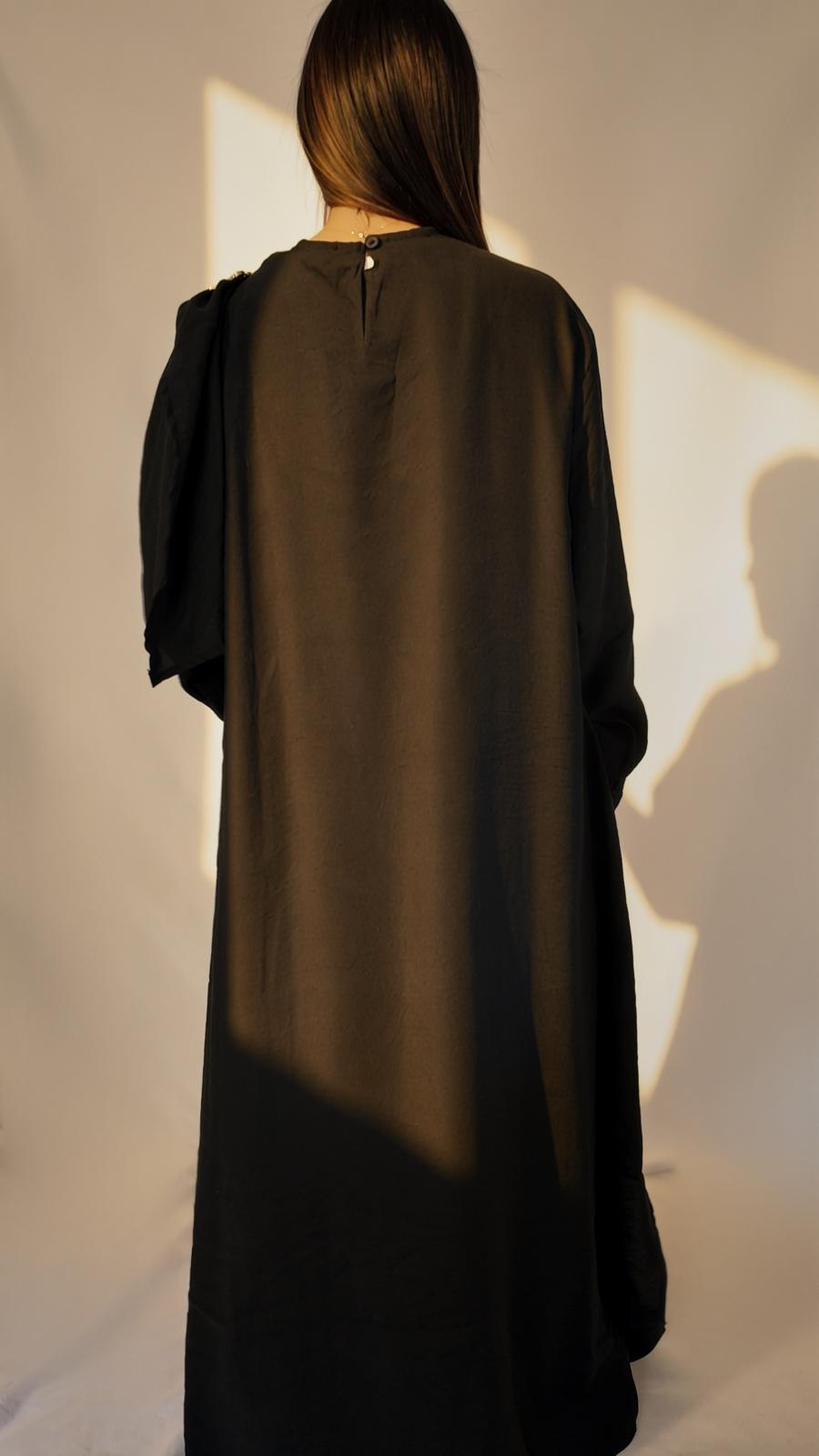 Ensemble drapé noir AZEL Paris, tombé du tissu opaque