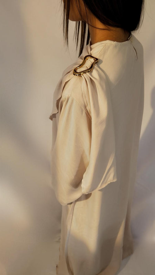 Ensemble drapé crème AZEL Paris, détail du drapé asymétrique