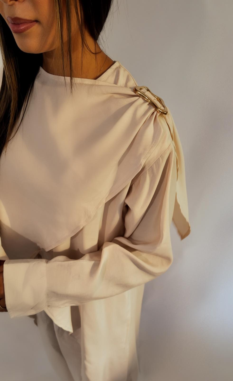 Ensemble drapé crème AZEL Paris porté de face, longueur maxi
