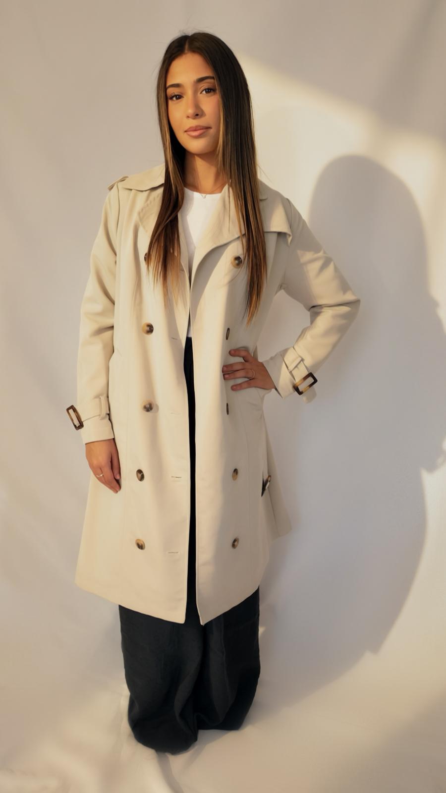 Trench beige AZEL Paris porté de trois-quarts
