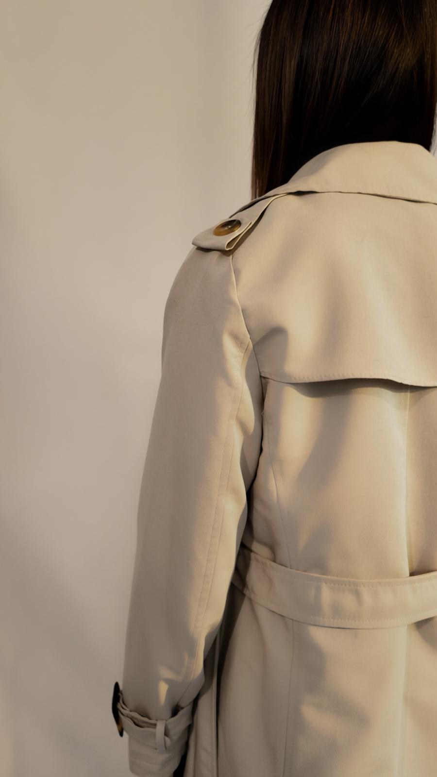Trench beige AZEL Paris, vue de détail des boutons ton corne