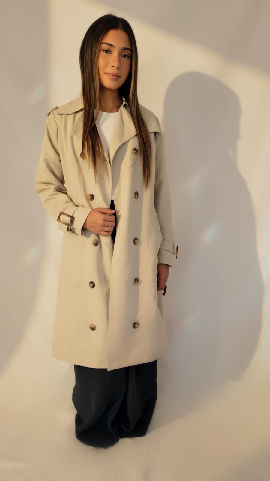 Trench beige AZEL Paris porté avec un pantalon large noir