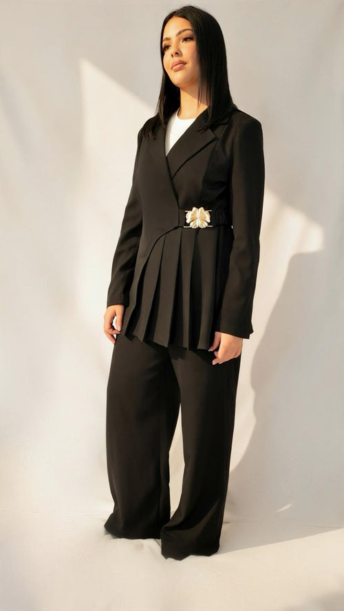 Ensemble blazer plissé noir AZEL Paris porté avec pantalon large, ceinture à boucle nacrée