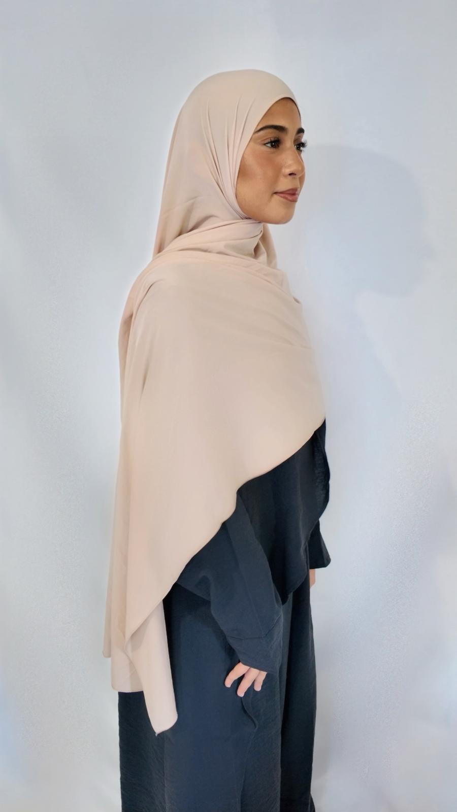 Hijab Airplum marron AZEL Paris porté de face