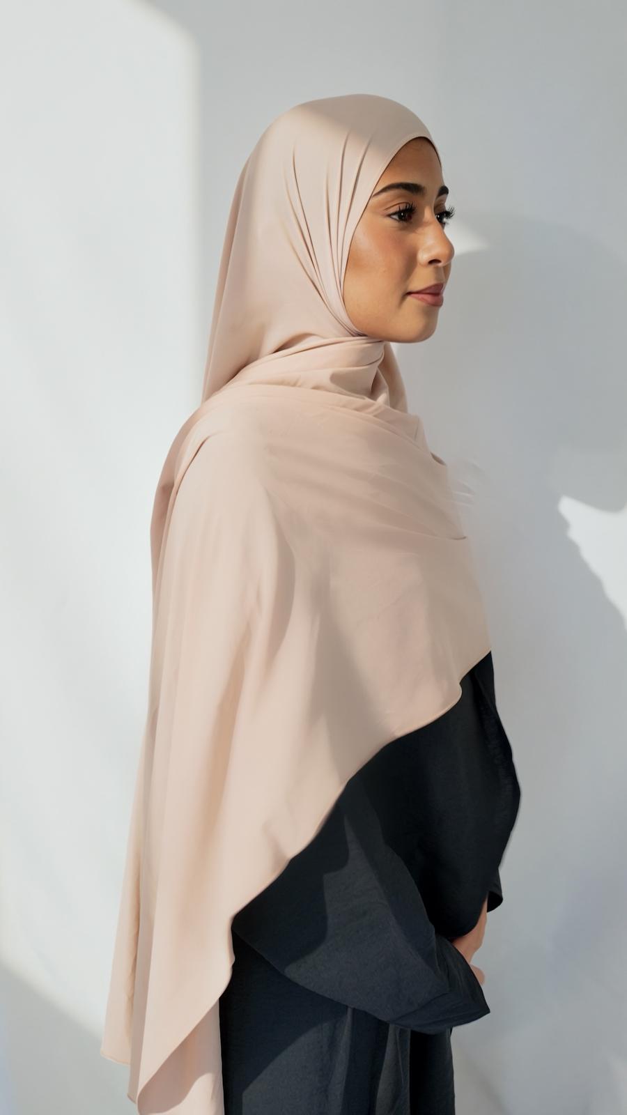 Hijab Airplum vert kaki AZEL Paris porté de face