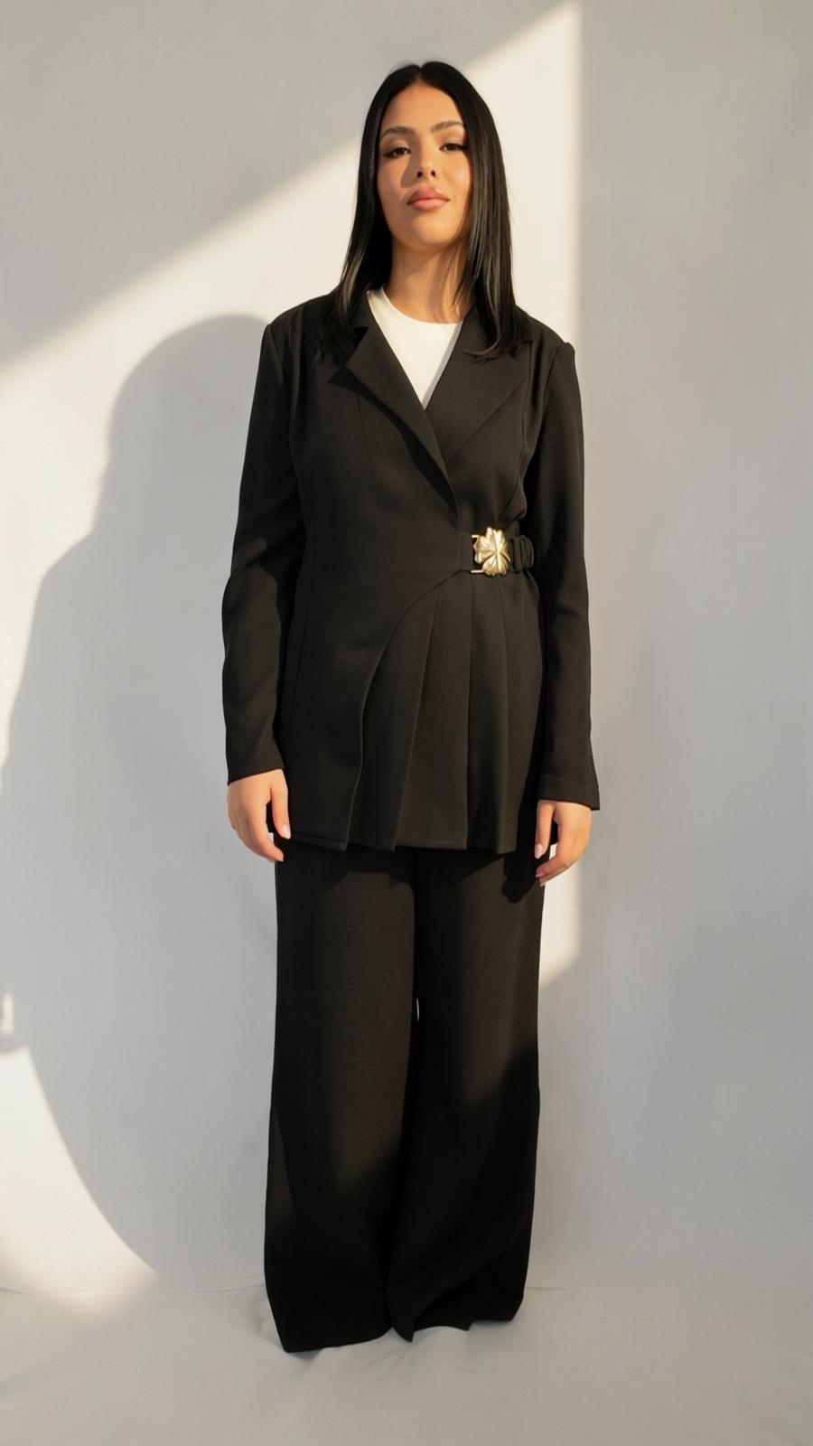 Blazer plissé noir AZEL Paris, détail de la basque plissée