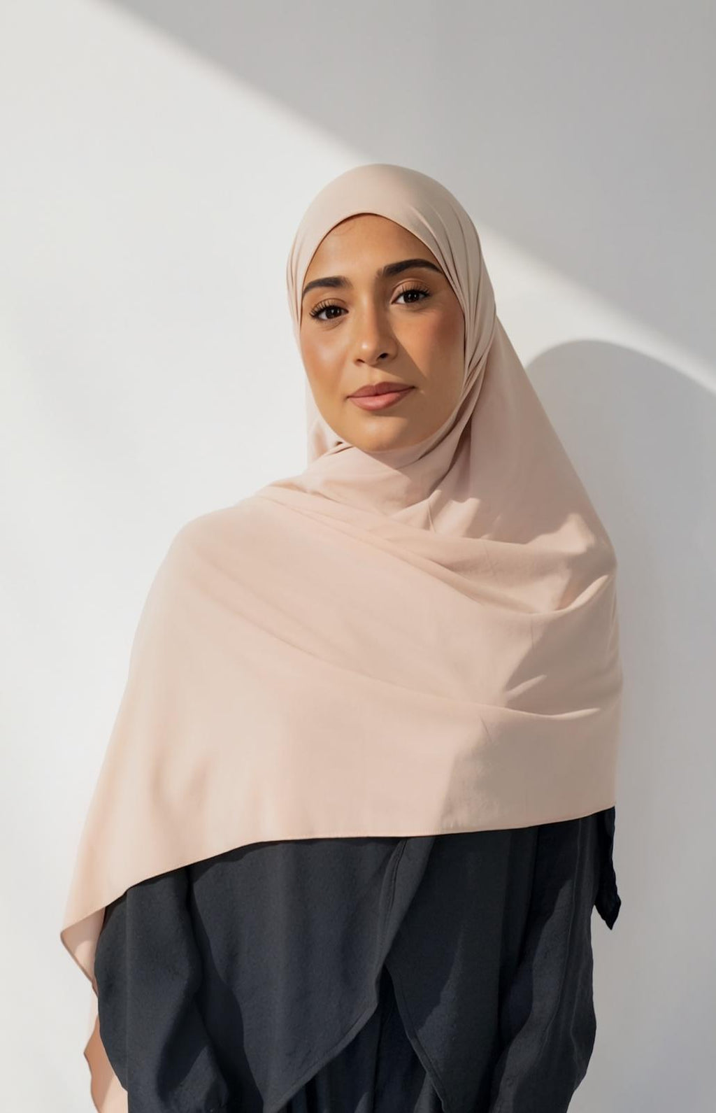Hijab Airplum marron AZEL Paris porté de trois-quarts
