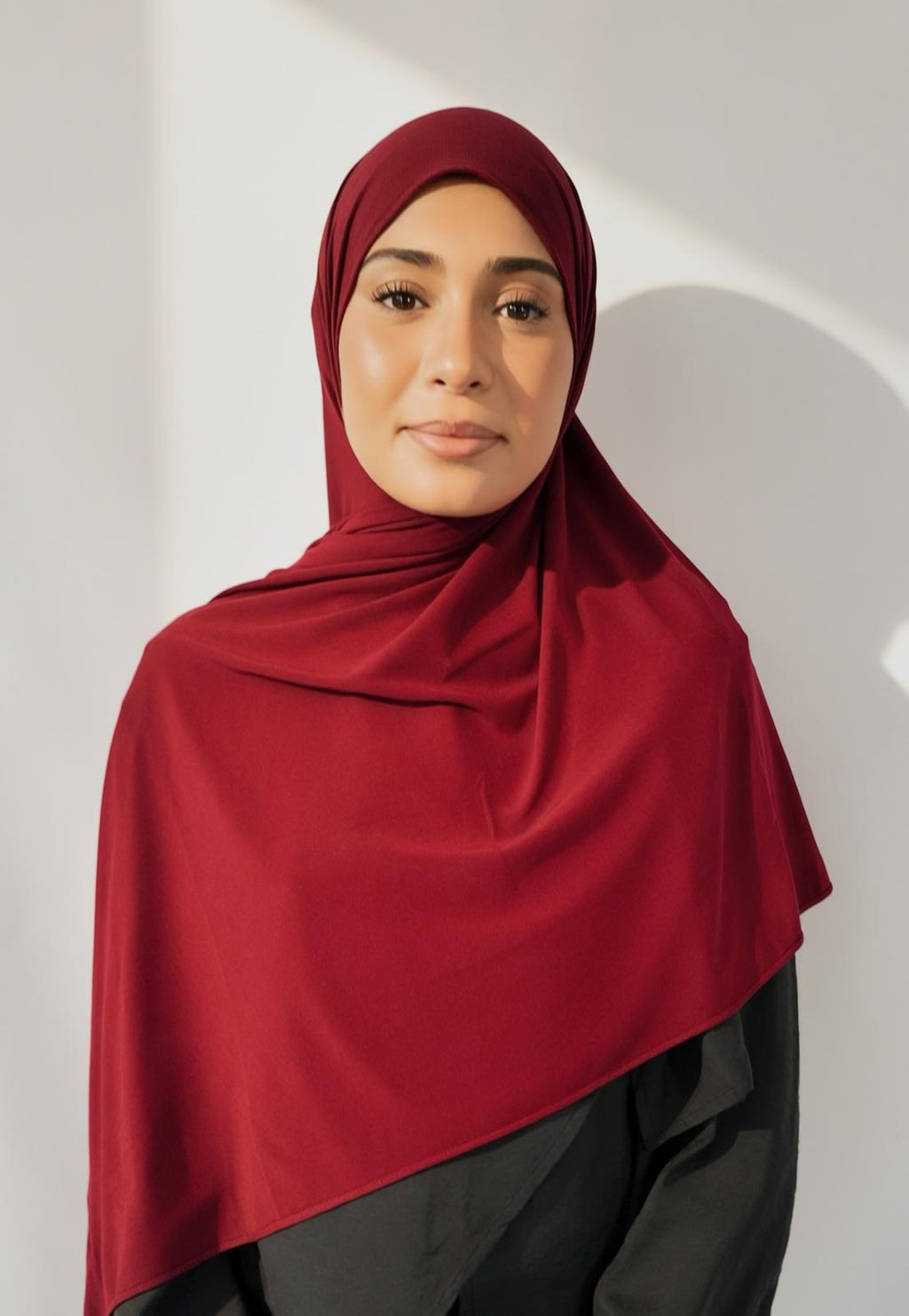 Hijab Jersey Premium bordeaux AZEL Paris porté de face