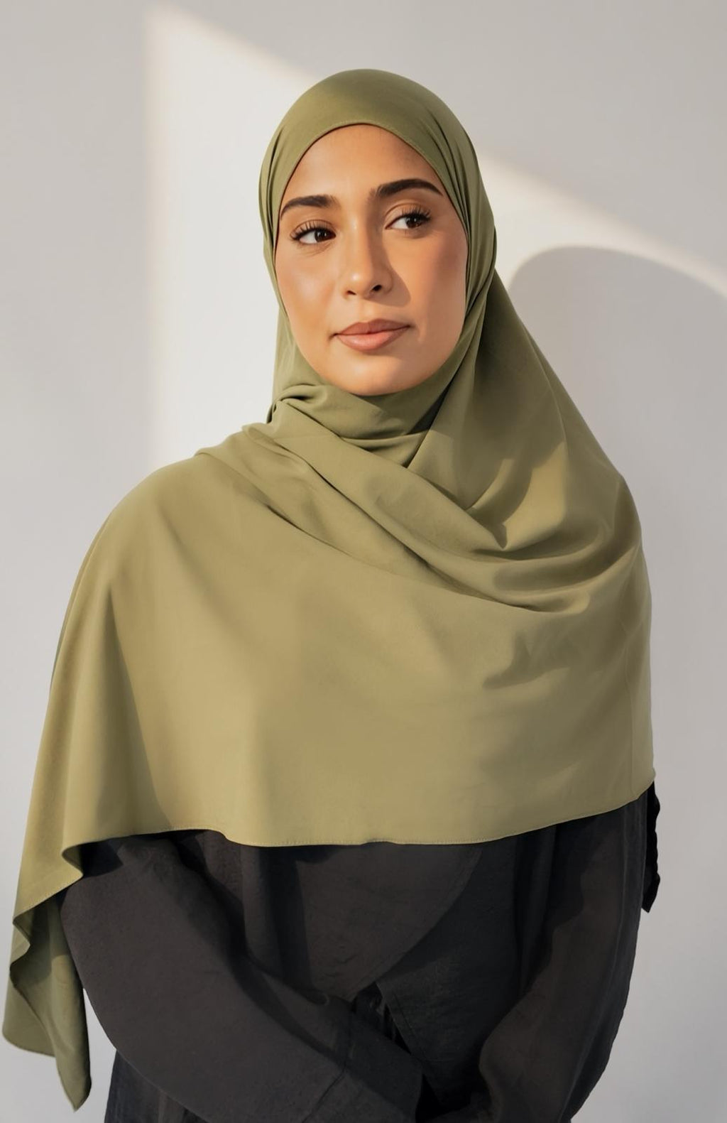Hijab Airplum rose pâle AZEL Paris porté de face