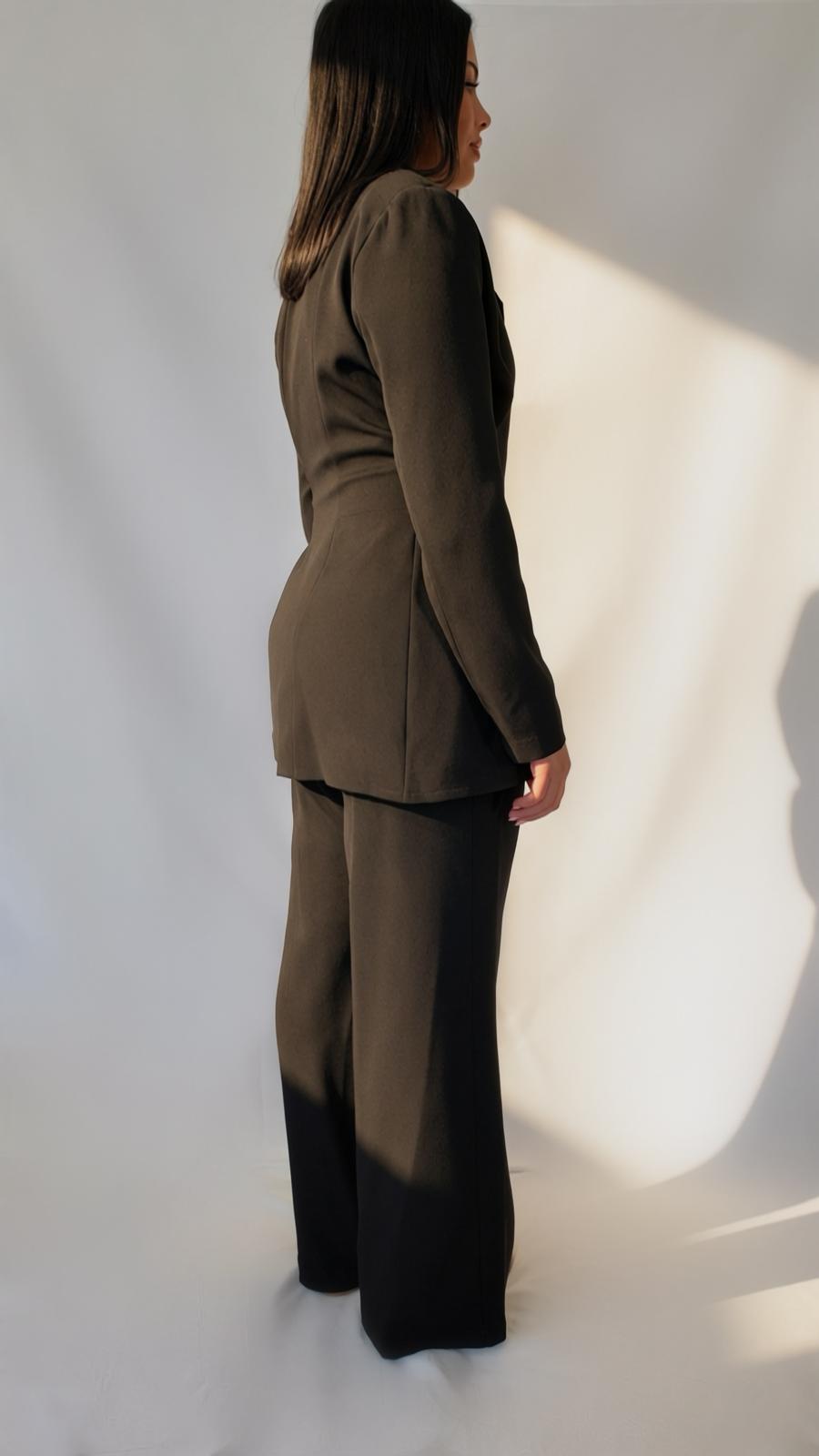 Ensemble blazer plissé noir AZEL Paris porté de trois-quarts